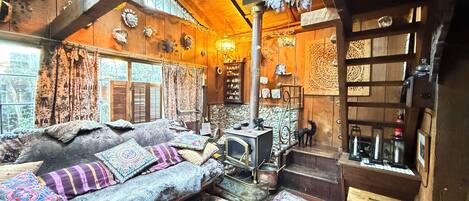 Una Smart TV, un reproductor de DVD, libros, una biblioteca de música