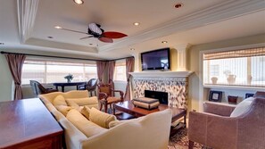 テレビ、暖炉、DVD プレーヤー