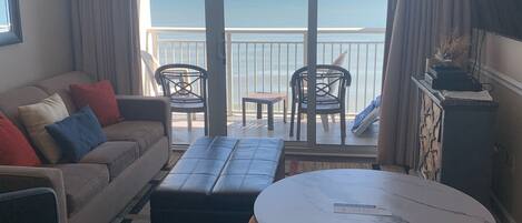 تلفزيون، ألعاب فيديو، مشغل دي في دي، كُتُب