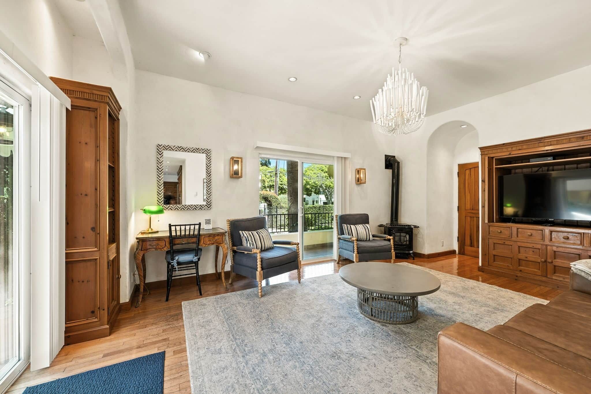 Un salón espacioso con chimenea, televisor y comedor con mesa y sillas.