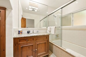 Bathtub, hair dryer, towels, soap - Exceptional Ocean Getaway — blocks to Beach and Funk Zone (Santa Barbara)