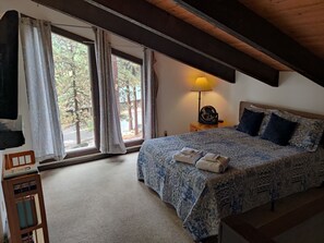 4 bedrooms, iron/ironing board, free WiFi, bed sheets