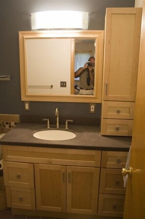 Duschwanne, Haartrockner, Handtücher, Toilettenpapier