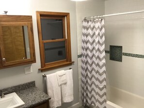 Combined shower/bathtub, eco-friendly toiletries, hair dryer, towels - H2O-FRONT  Chef’s_Kitchen  Gig-WiFi  DogsOK  EV-Charger Alexa (Clarksville)