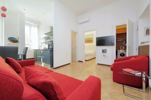 LCD-Fernseher, DVD-Player, Bücher, Stereoanlage