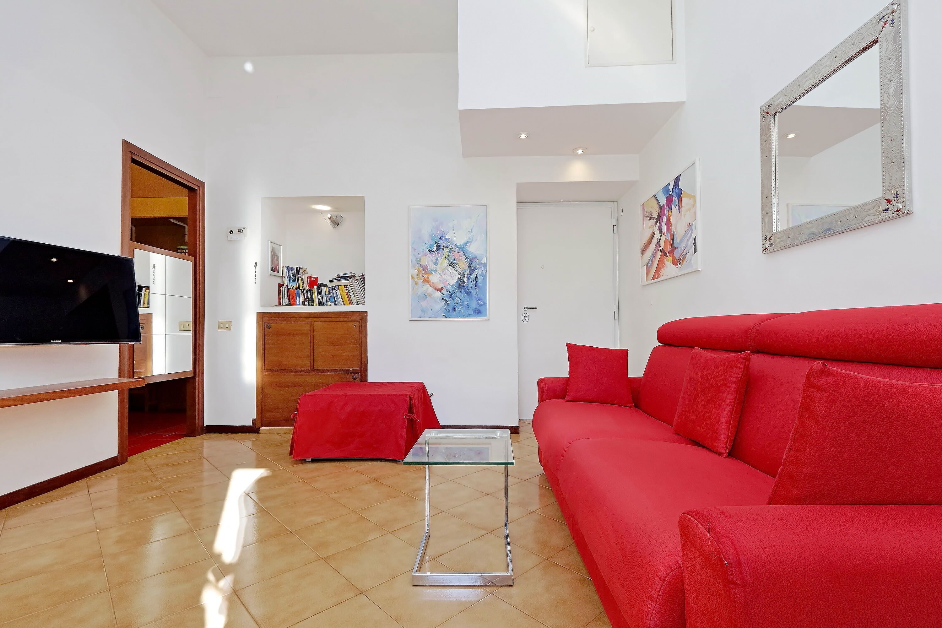 Televisión LCD, reproductor de DVD, libros y estéreo 