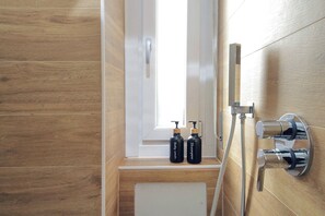 Douche, sèche-cheveux, bidet, serviettes fournies