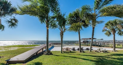 Maison familiale au bord du lac avec plage de sable privée et belles vues sur le coucher du soleil