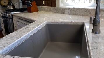 JÀÀkaappi, mikroaaltouuni, uuni, liesi