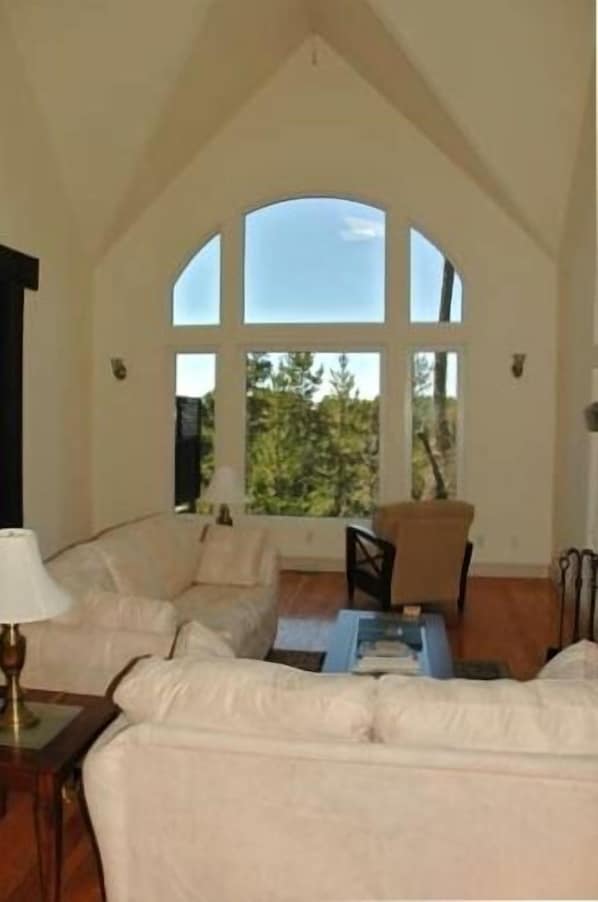 Smart TV, fireplace, DVD player