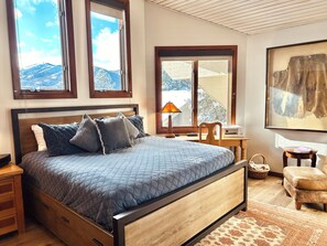 3 bedrooms, desk, iron/ironing board, free WiFi