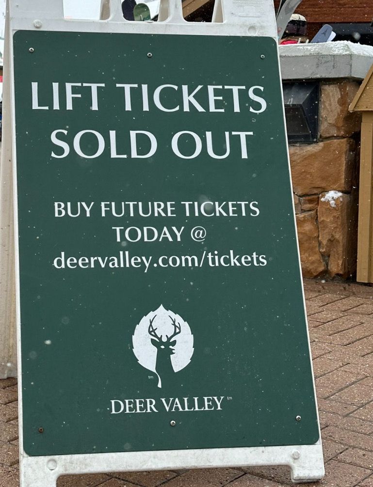 Skilt der annoncerer, at liftkort er udsolgt, og opfordrer til køb af fremtidige billetter på deervalley.com/tickets.