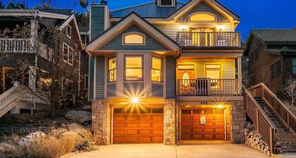 Woodside Ave. Gold Coast - Steps to Main St & Trails - AC + Hot Tub + Gameroom