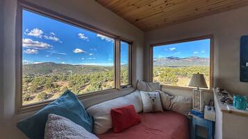 3 chambres, bureau, fer et planche Ă repasser, lit parapluie