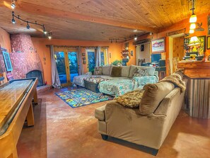 Una televisión, una chimenea, un reproductor de DVD, libros