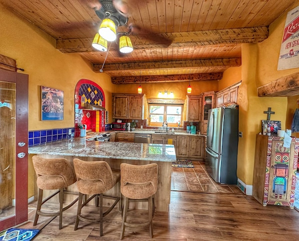 Fridge, microwave, oven, stovetop - Casa De Cuentos-MidTerm Rental: Available December-April/For Sale, Also-MAGIC (Taos)