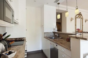 Fridge, microwave, oven, stovetop - New Year Sale - Romantic 2 Bed with Peekaboo Eiffel View in Foodie Heaven (Paris)