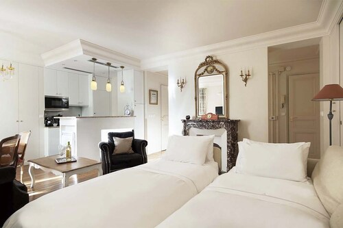 セール！  恋に落ちる：フーディ天国の場所にある冬のエッフェル塔と2ベッド