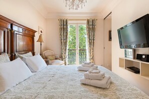 2 bedrooms, iron/ironing board, travel crib, free WiFi - New Year Sale - Romantic 2 Bed with Peekaboo Eiffel View in Foodie Heaven (Paris)