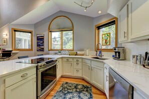 Fridge, microwave, oven, stovetop - Downtown Pearl Street: Views, Deck, Garage & AC (Boulder)