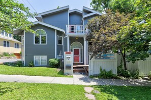 Exterior - Downtown Pearl Street: Views, Deck, Garage & AC (Boulder)