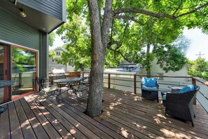 Outdoor dining - Downtown Pearl Street: Views, Deck, Garage & AC (Boulder)