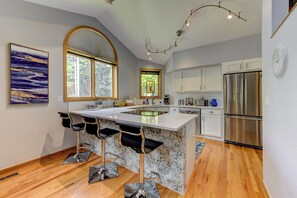 Een koelkast, een microgolfoven, een oven, een kookplaat