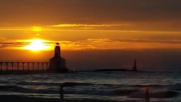 Playa en los alrededores, camastros y toallas de playa