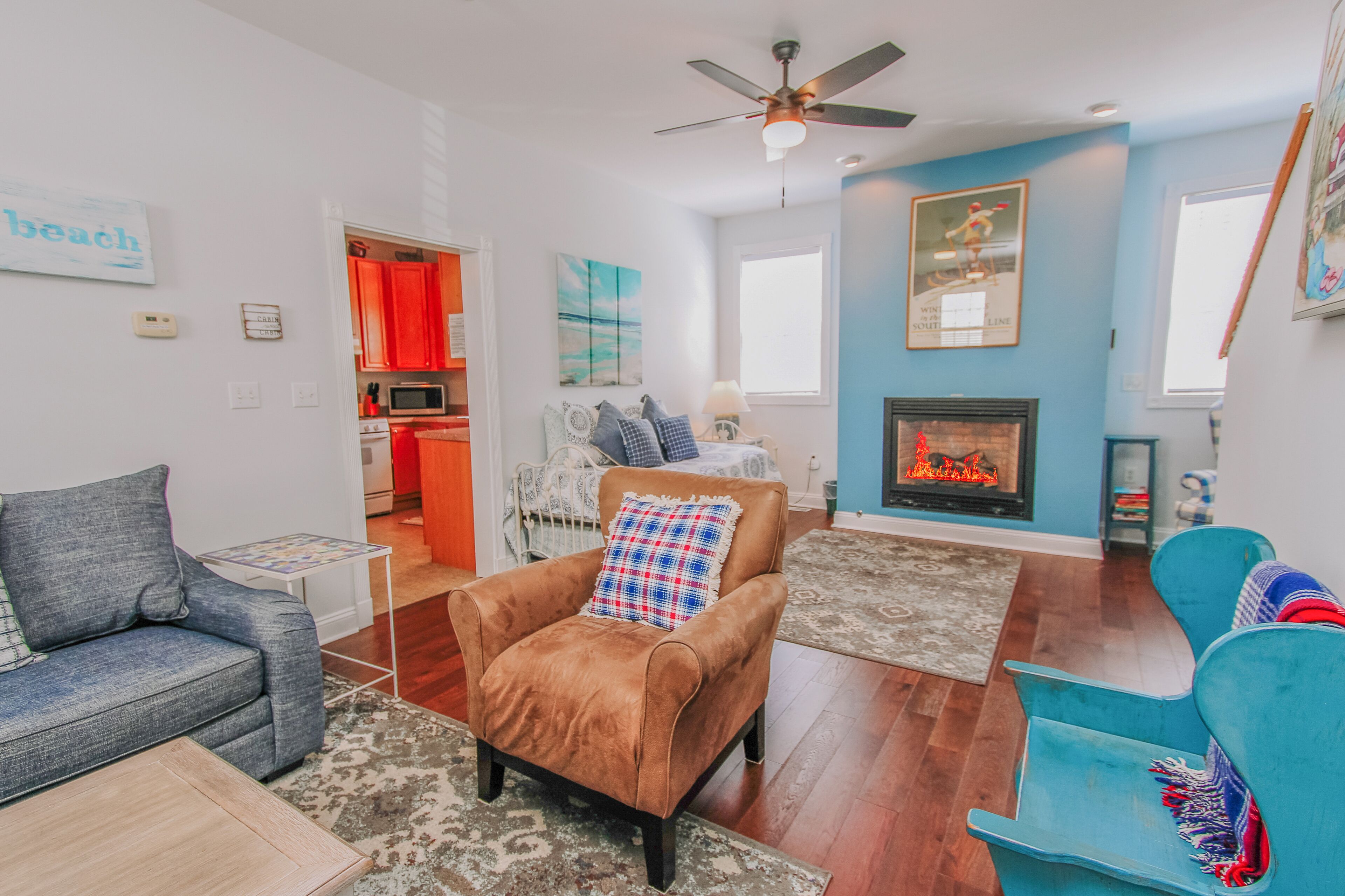 Smart TV, chimenea, reproductor de DVD y libros 