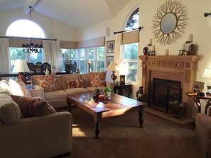 Smart-tv, pejs, dvd-afspiller, bøger