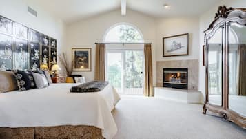 4 soverom, skrivebord, strykejern/-brett og reiseseng for barn