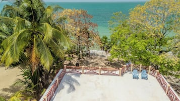 En la playa, camastros y toallas de playa