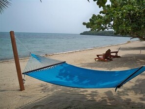 Plage, chaises longues, serviettes de plage