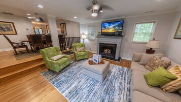 Smart-tv, pejs, dvd-afspiller, bøger