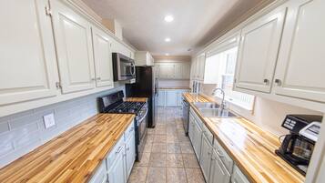 Køleskab, mikrobølgeovn, ovn, kogeplade