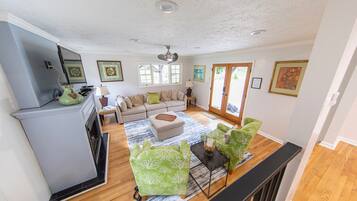 Smart-tv, pejs, dvd-afspiller, bøger