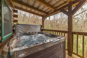 Outdoor spa tub - Pigeon Forge-Wears Valley 3 King beds 3 Baths , Hot Tub ! 7 miles from Parkway! (Pigeon Forge)