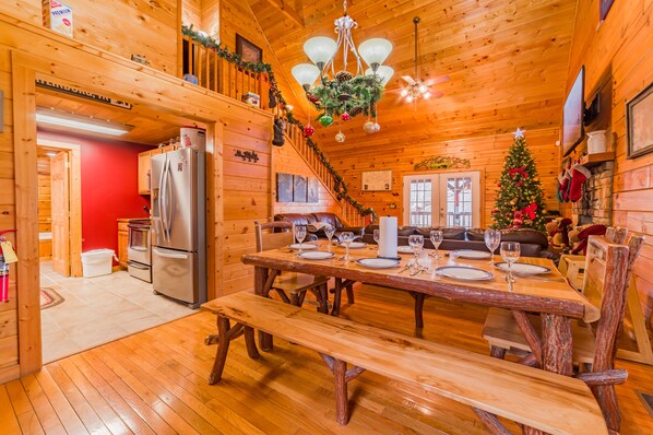 Dining - Pigeon Forge-Wears Valley 3 King beds 3 Baths , Hot Tub ! 7 miles from Parkway! (Pigeon Forge)