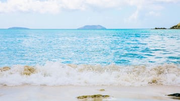 Chaises longues, serviettes de plage