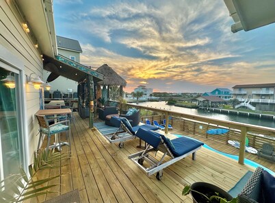 Canalfront, tiki bar, dock, boatramp, pool, hot tub, kayaks, paddleboards & more