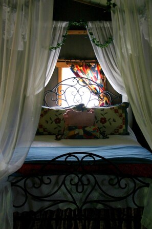 Iron/ironing board, free WiFi, bed sheets - Relax and unwind at this private, rustic and romantic cabin; Private Hot tub (Fredericksburg)