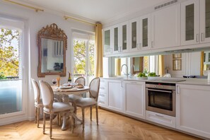 Kühlschrank, Mikrowelle, Herdplatte, Geschirrspüler