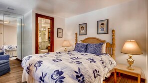 4 bedrooms, desk, iron/ironing board, travel cot - Steps to Gondola Forest Road Chalet with Jacuzzi & Wood Burn Fireplace (Vail)