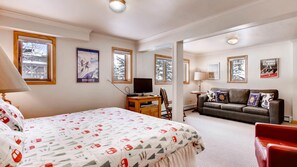 4 slaapkamers, een bureau, een strijkplank/strijkijzer, reisbedje