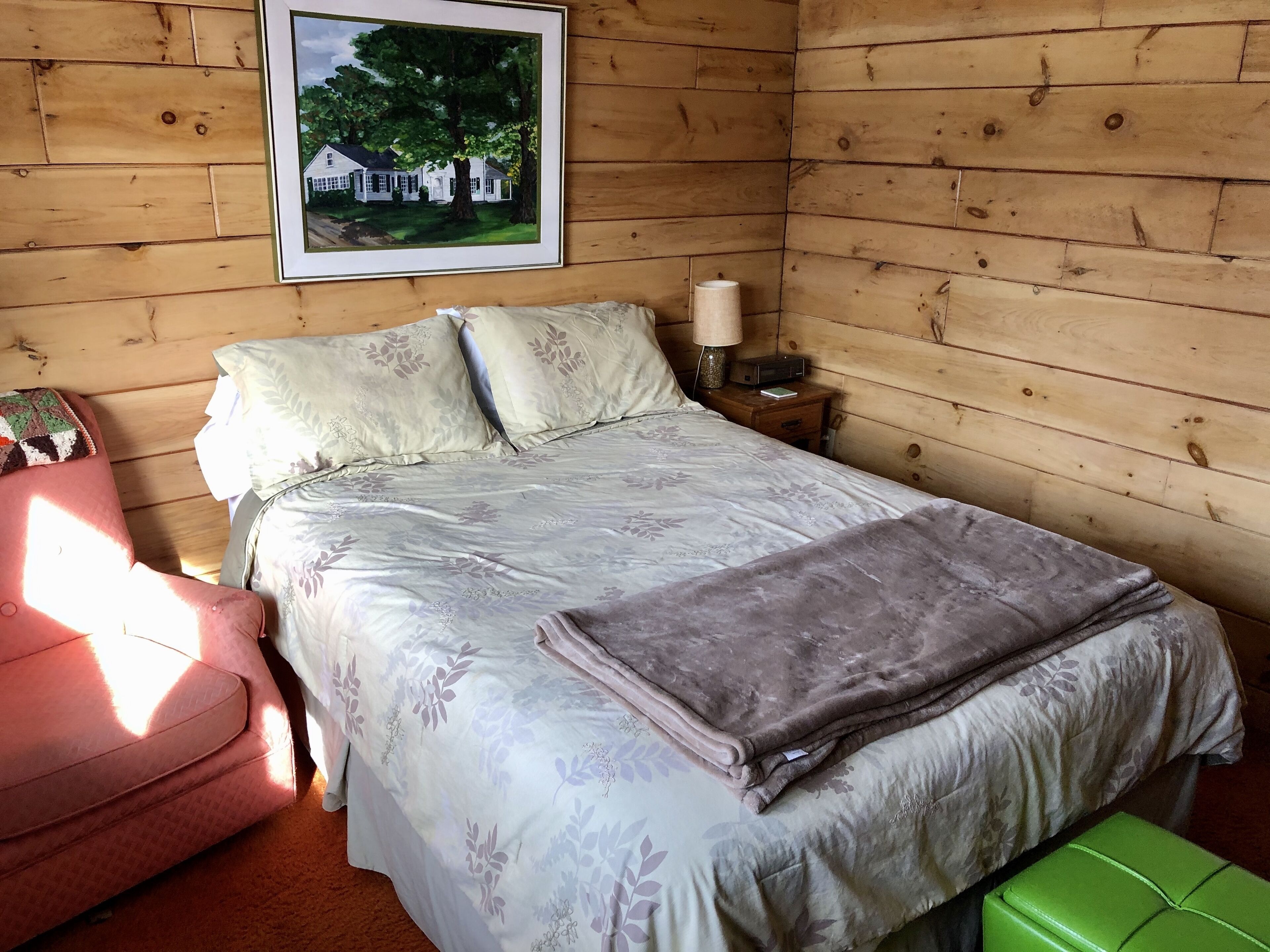 First floor front BR w/ queen bed & cable TV.