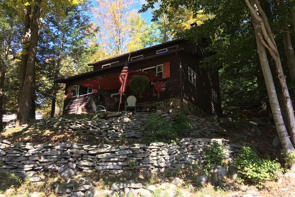 Beautiful, clean, cozy cabin situated above the south end of Lake Wallenpaupack