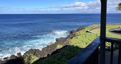 Casa frente al mar de 3 niveles. NO EN EL AREA CON RECIENTE FLUJO DE LAVA !!!
