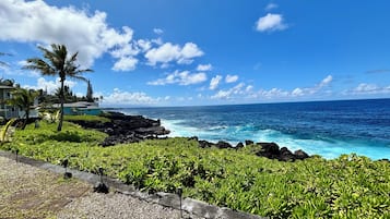 Na praia, espreguiçadeiras, toalhas de praia