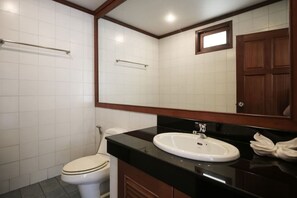 3-Bedroom Villa, Access to Shared Pool | Salle de bain | Douche, serviettes fournies