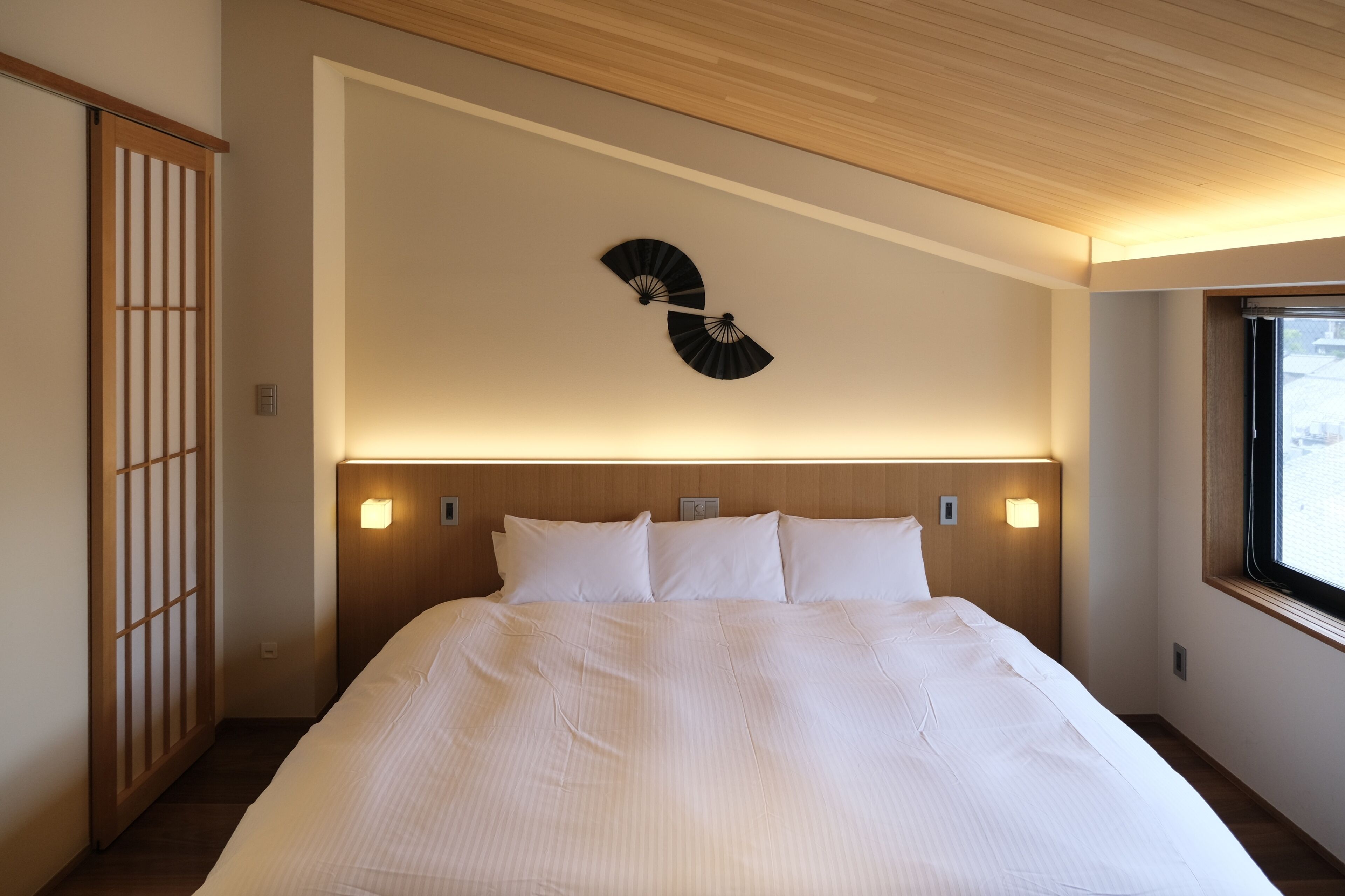 deluxe king room, non smoking | 1 bedroom, hypo-allergenic bedding, free minibar, in-room safe